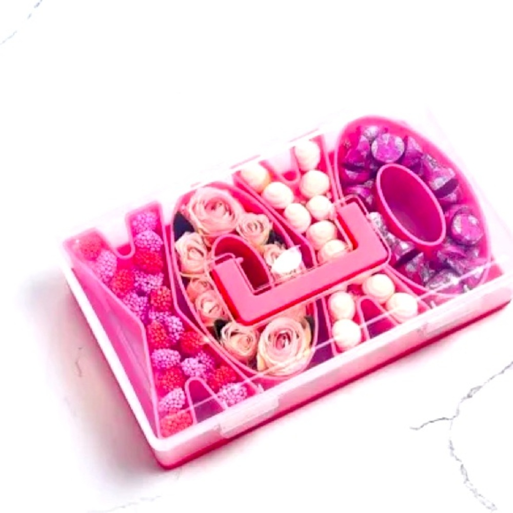 XOXO 💋 love ❤️ Snackable Lunch Snack Candy Dessert Container - NEW NWTS
